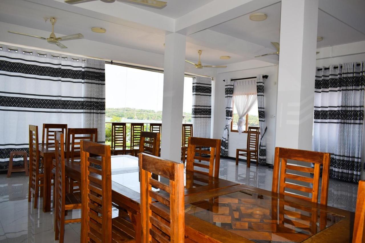 Holiday Villa ตรินโคมาลี ภายนอก รูปภาพ