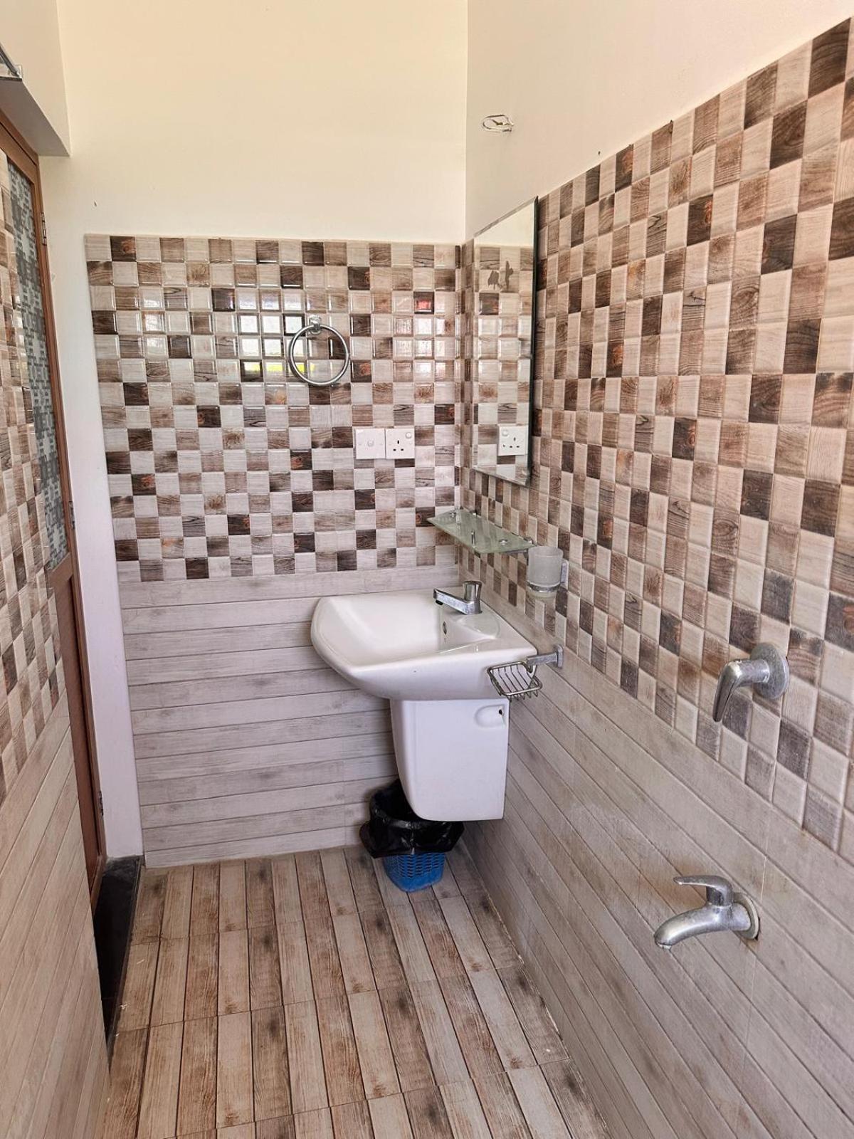Holiday Villa ตรินโคมาลี ภายนอก รูปภาพ