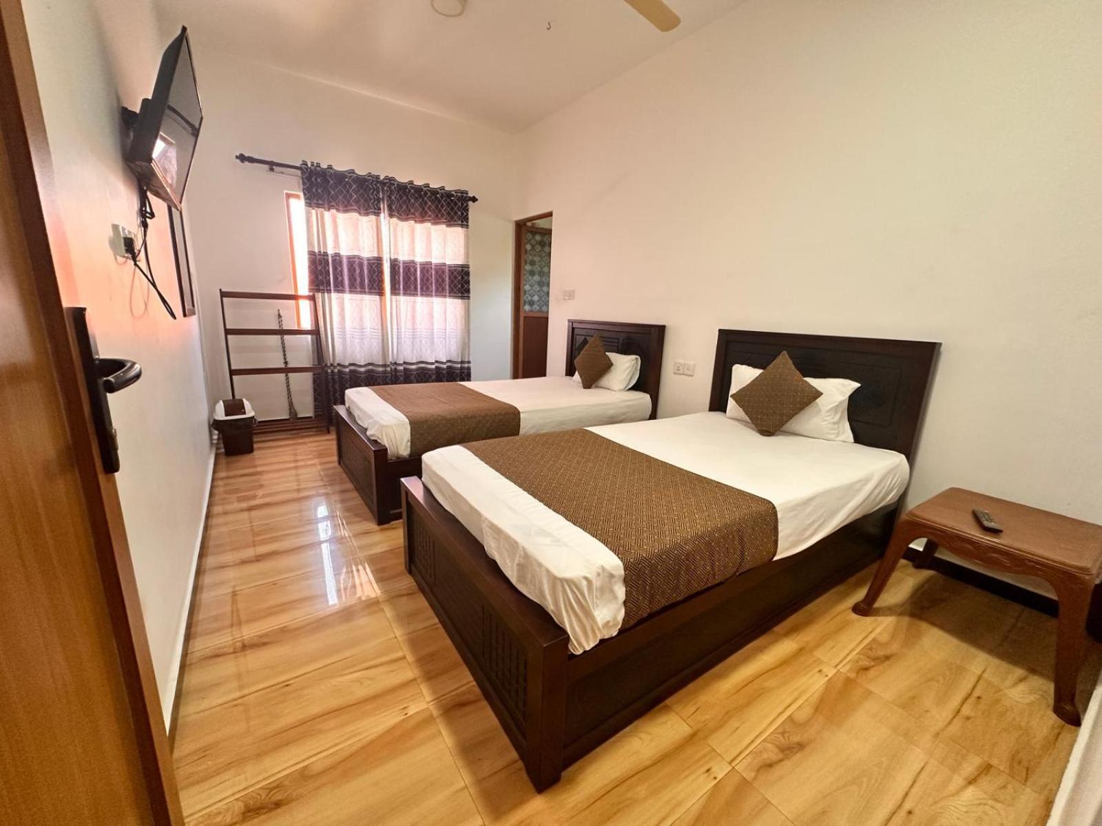 Holiday Villa ตรินโคมาลี ภายนอก รูปภาพ