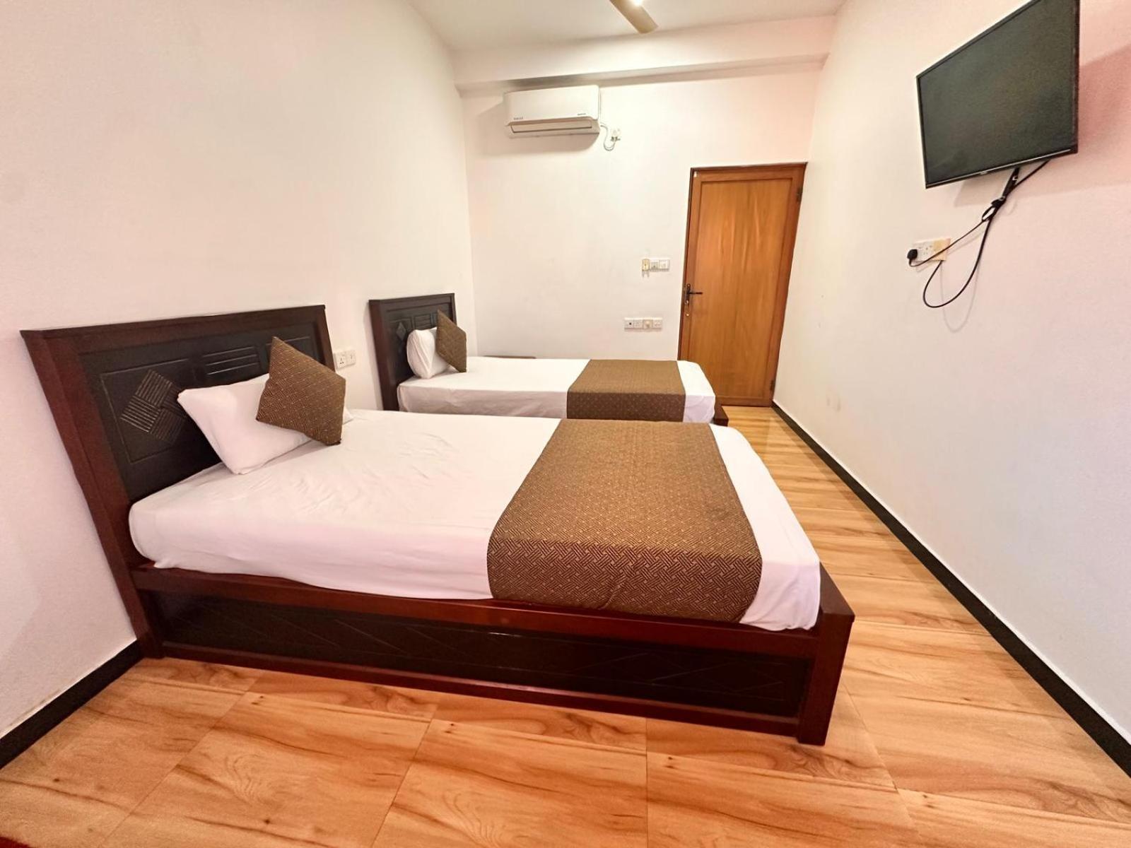 Holiday Villa ตรินโคมาลี ภายนอก รูปภาพ