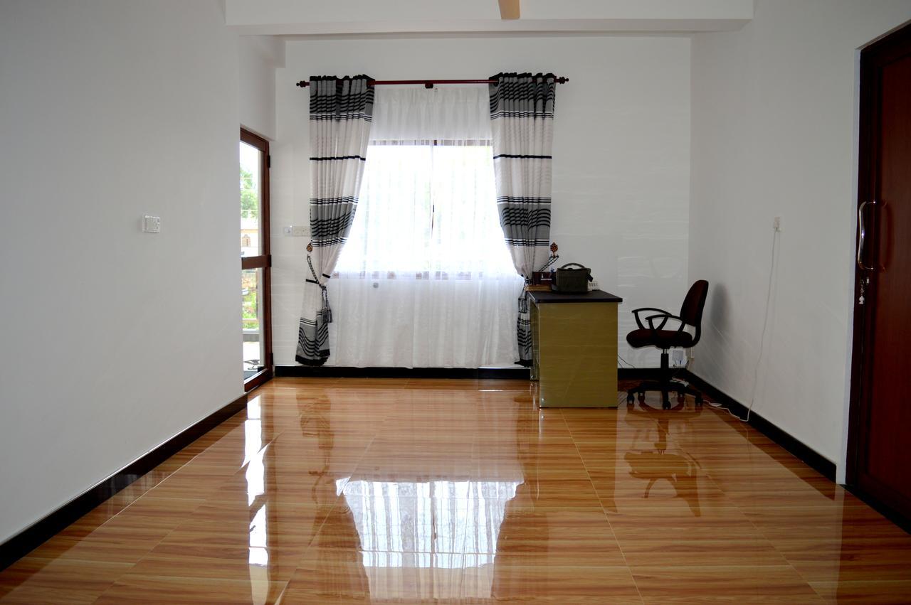 Holiday Villa ตรินโคมาลี ภายนอก รูปภาพ