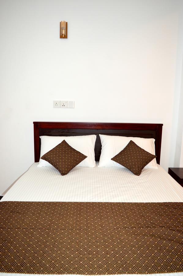 Holiday Villa ตรินโคมาลี ภายนอก รูปภาพ